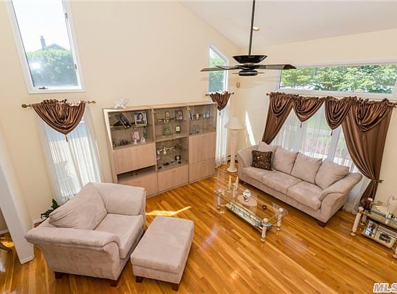 4th image of 15 Hallock Meadow Dr