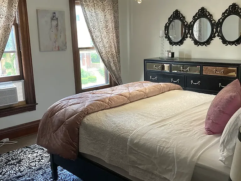 Queen Bee Suite - Second floor front. Queen Bed