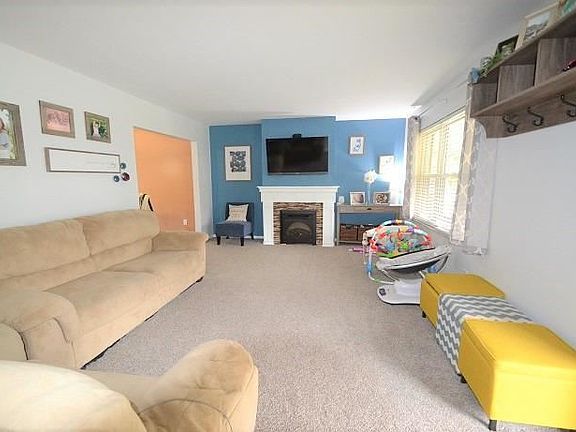 3rd image of 463 Viscount Dr