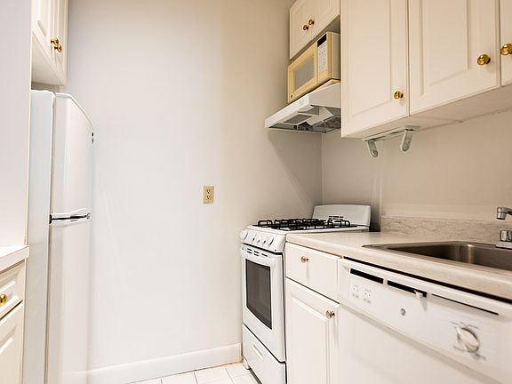 3rd image of 76 Saint Marks Pl #Dd