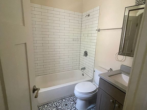 4th image of 2932 W Adams St #2