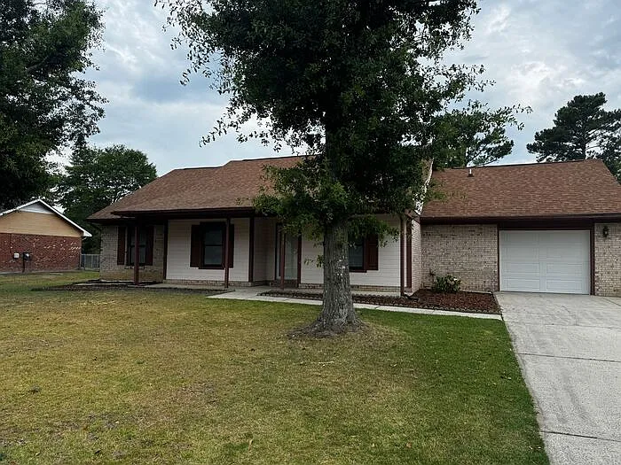112 Thornbird Dr — Photo 2