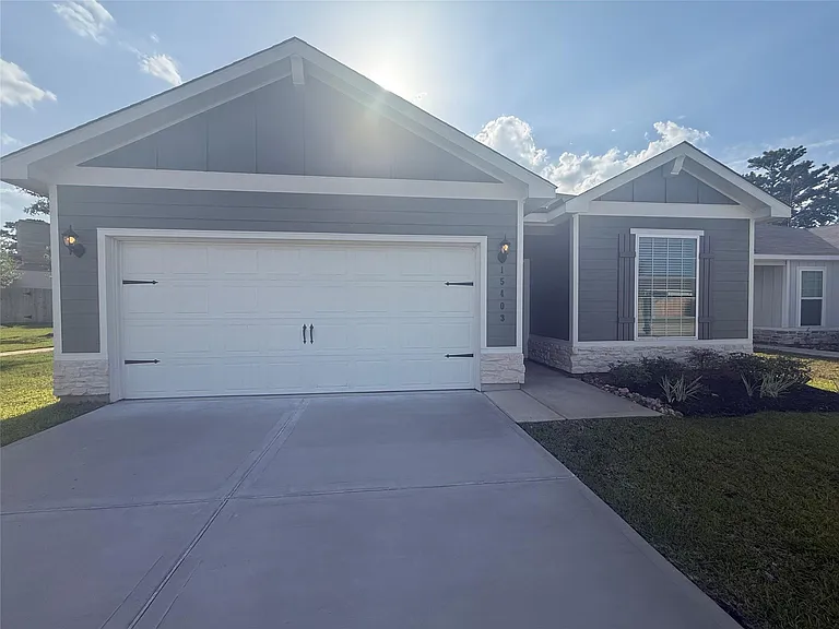 15403 Maple Terrace Dr — Photo 1