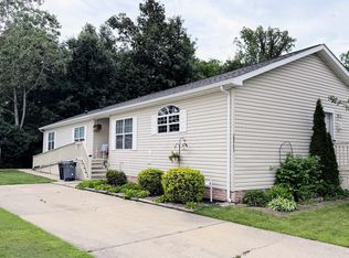 29703 Vinewood Ln, Gibraltar, MI 48173