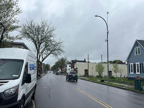4th image of 1046 Hudson Ave