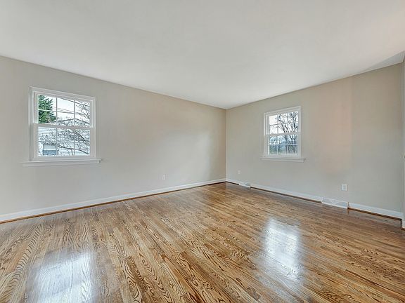 4th image of 2923 Creekwood Dr