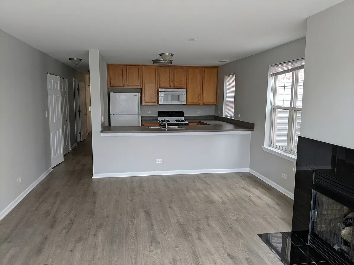 665 W Division Street — Photo 3