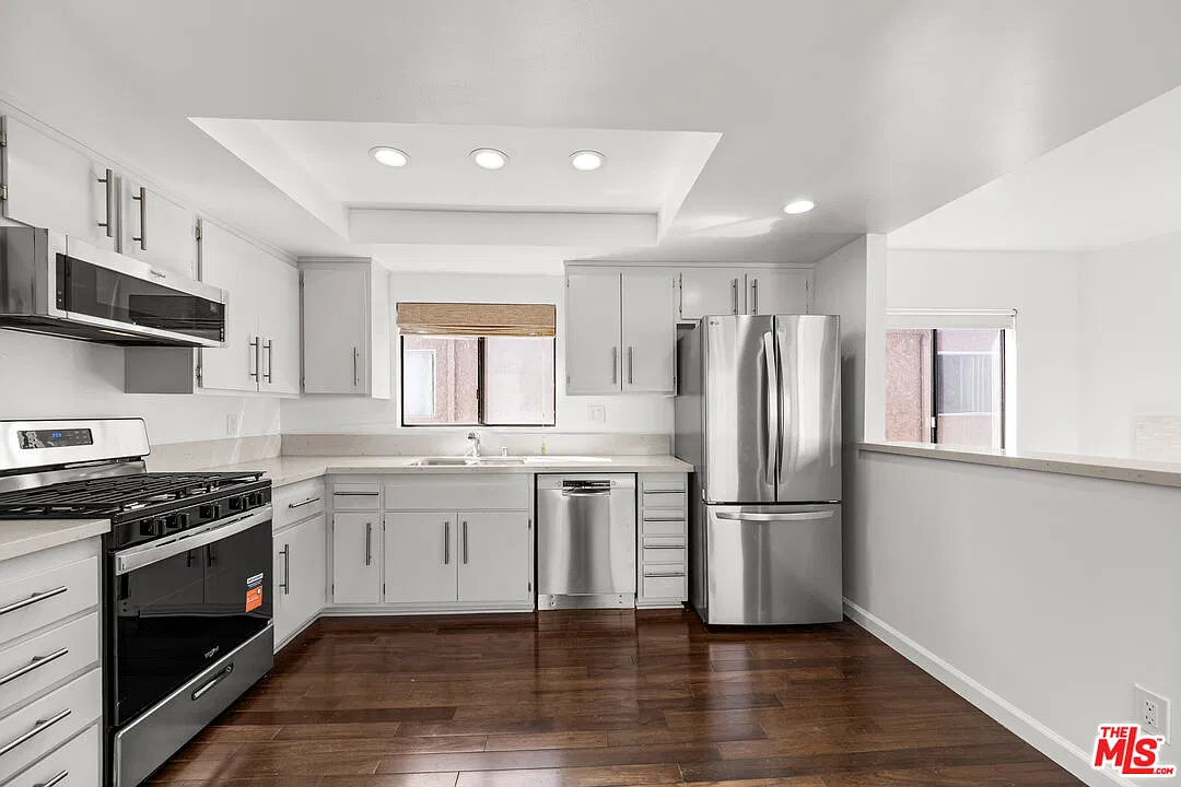 2 bed, 1.0 bath, 1018 sqft, $4,400 — Photo 4