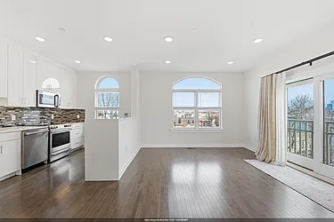 974 Summit Avenue, #406