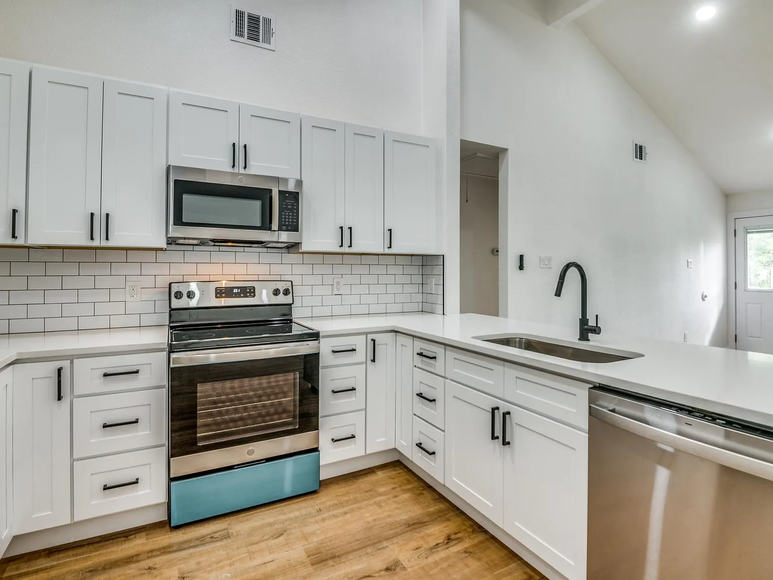 3 bed, 1250 sqft, $2,350 — Photo 4