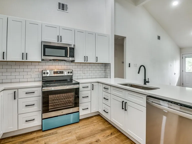 1108 Highpoint Rd — Photo 5