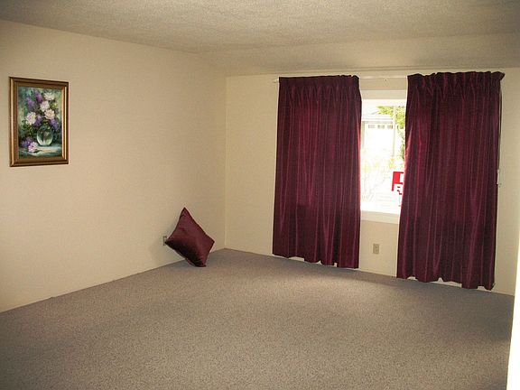 Very Large Living Room w/Berber Carpets & Bay Window