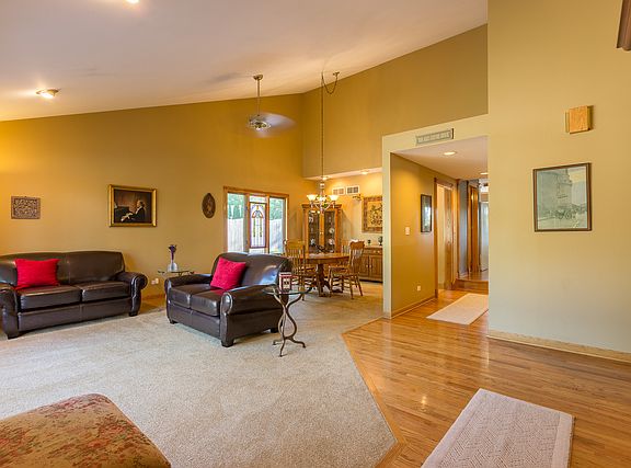 4th image of 10 Hennings Ct