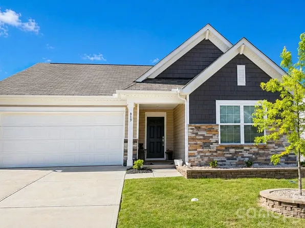 819 Wood Village Dr, Edgemoor, SC 29712