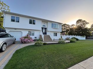 583 N Erie Ave, Lindenhurst, NY 11757