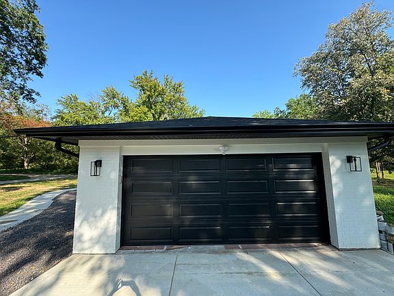 3rd image of 10680 Country View Dr