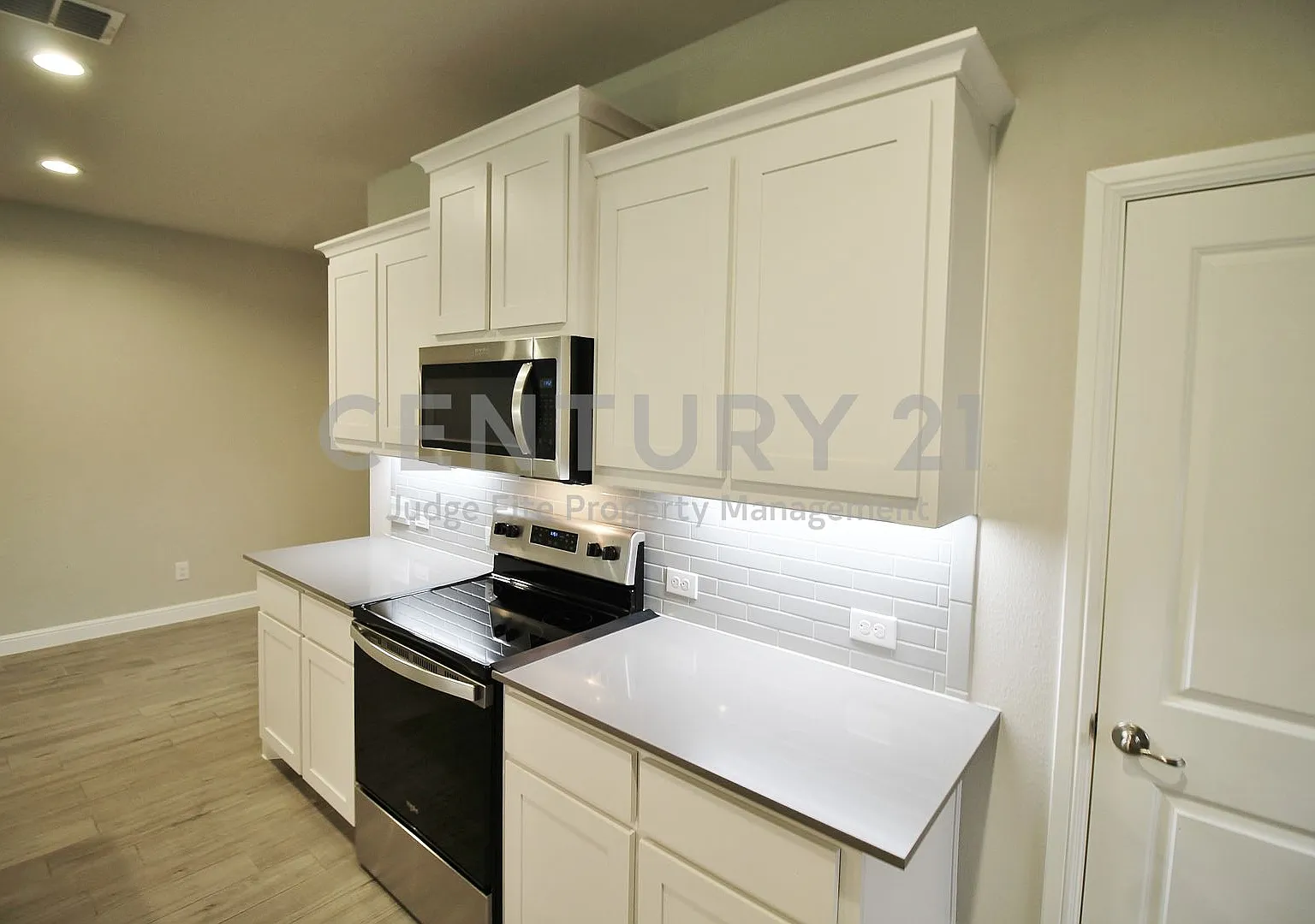 Leasing Speciall - $500.00 Off Your 2nd Months Rent Lovely 4/2/2 In Burleson For Rent! — Photo 3