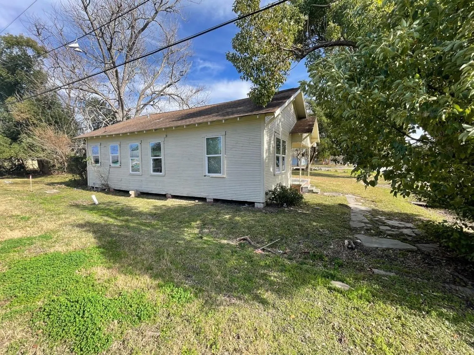 3 bed, 1.0 bath, 986 sqft, $1,295 — Photo 2
