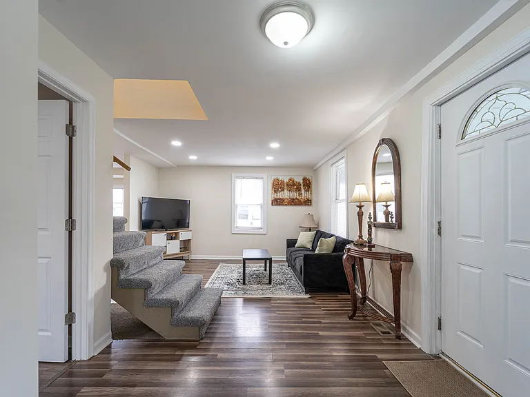 8033 Edgewater Ave — Photo 6