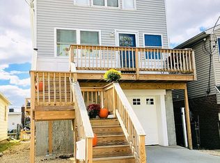 875 S 7th St, Lindenhurst, NY 11757