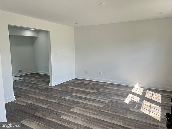 4th image of 412 Robin Ln