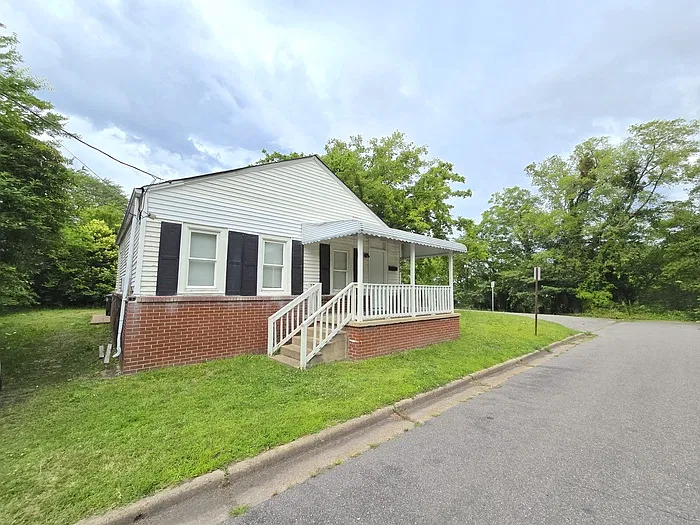 4 bed, 1.0 bath, 1104 sqft, $1,495 — Photo 1