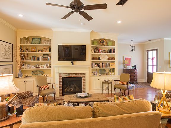 5th image of 302 Windsor Dr N
