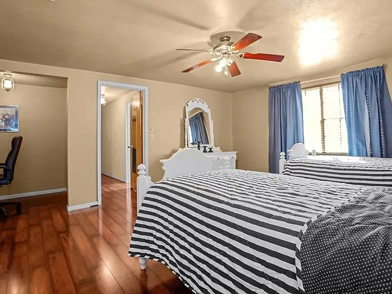 1310 Spring Valley Dr — Photo 11