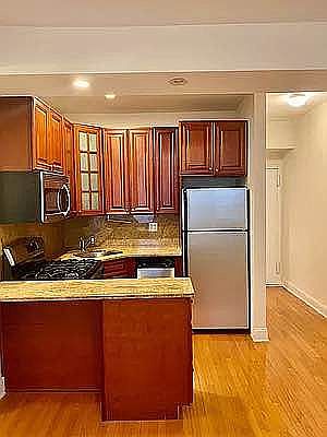 4th image of 172 E 92nd St APT 3e