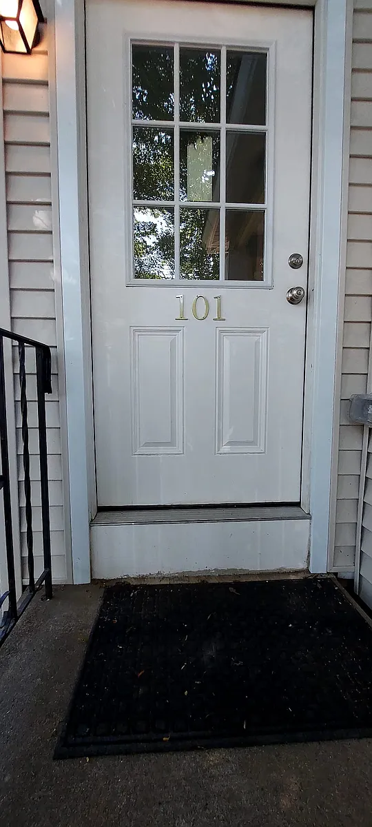 private etrance - 12 Beaver Way #101