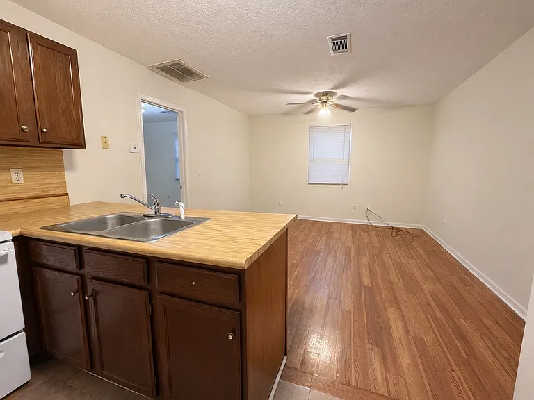 1170 Miller St #1 — Photo 4