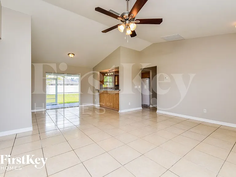 2918 SE 8th Pl — Photo 3