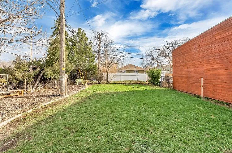 670 E Hollywood Ave — Photo 23