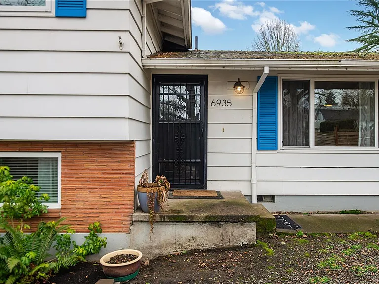 6935 SW Taylors Ferry Rd — Photo 3
