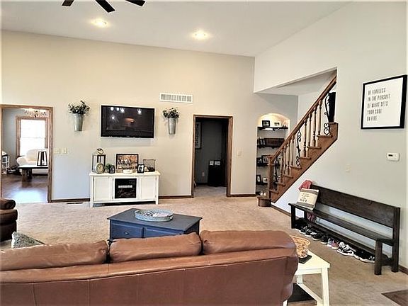 3rd image of 704 Tanglewoods Dr