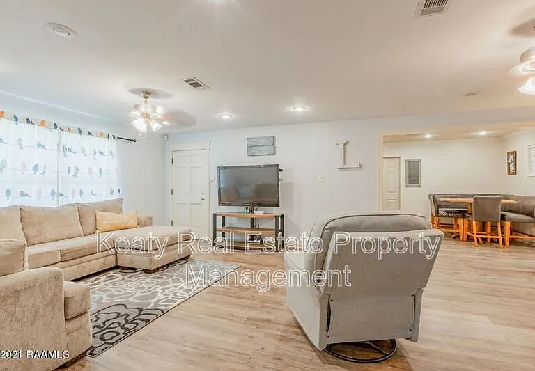 214 Dover Dr — Photo 3