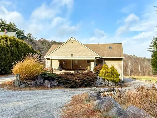 17 Mountain St #B, Haydenville, MA 01039