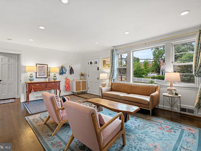 610 Crestwood Dr — Photo 3
