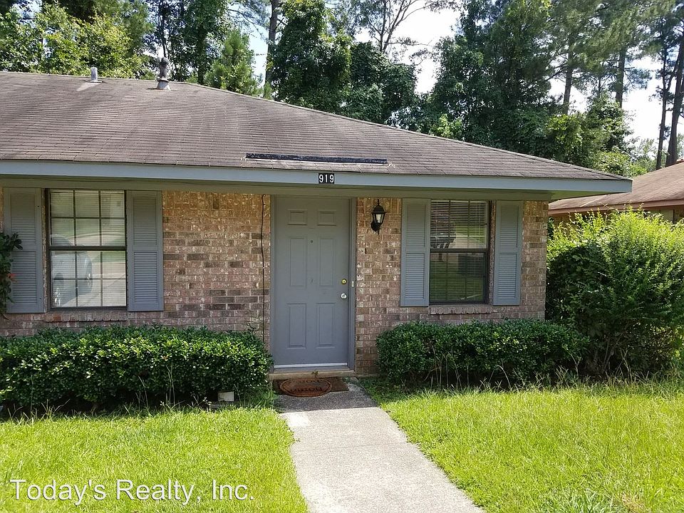 2nd image of 919 Fisher Ln