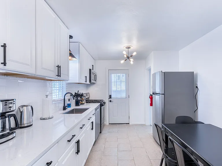 6042 Hancock Ave — Photo 8