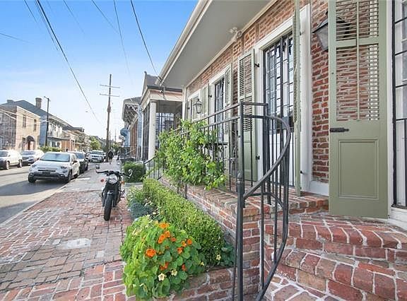 2nd image of 1927 Dauphine St