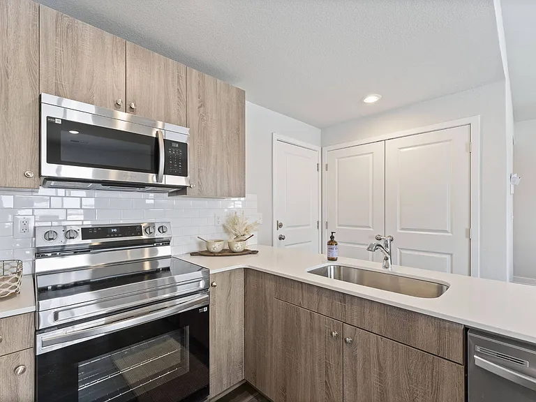 Barry West Townhomes — Photo 12