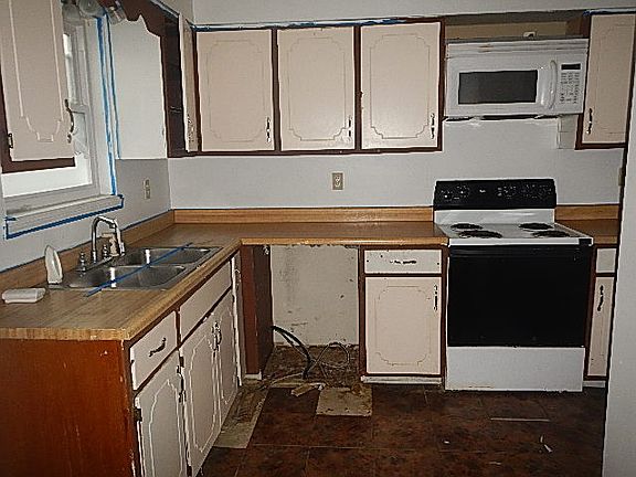 5th image of 2952 Centennial Ave