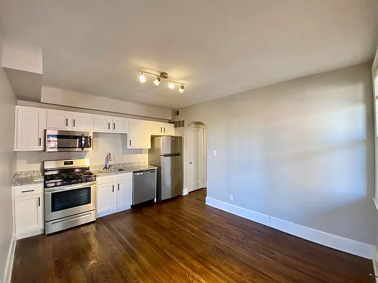 1029 Dana Apts — Photo 8