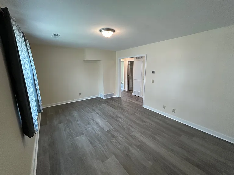 1103 Sylvan St #1 — Photo 4