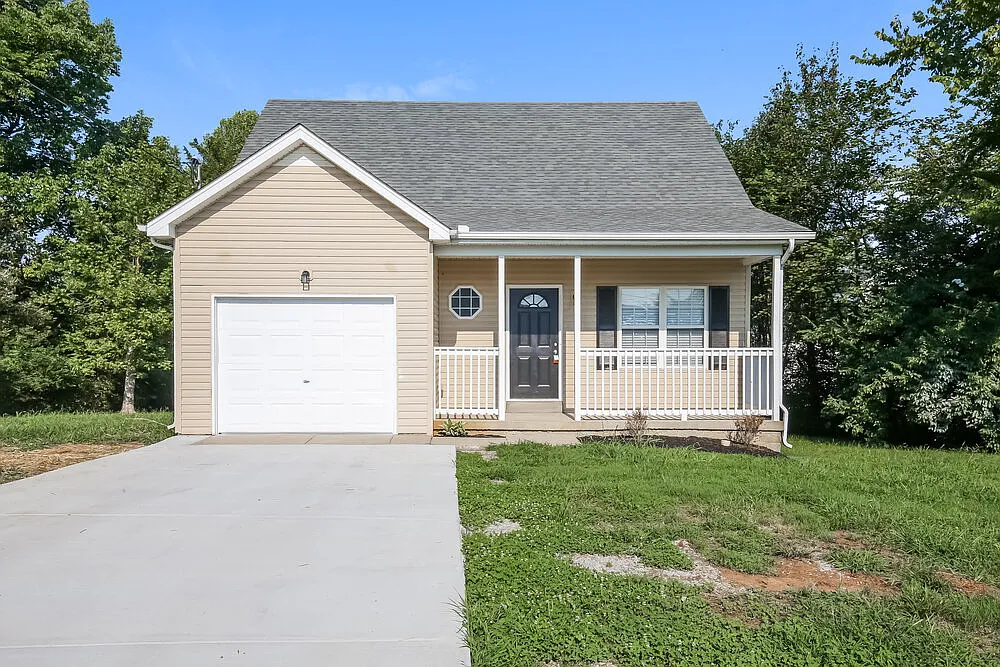 3 bed, 2.0 bath, 1252 sqft, $2,015 — Photo 1