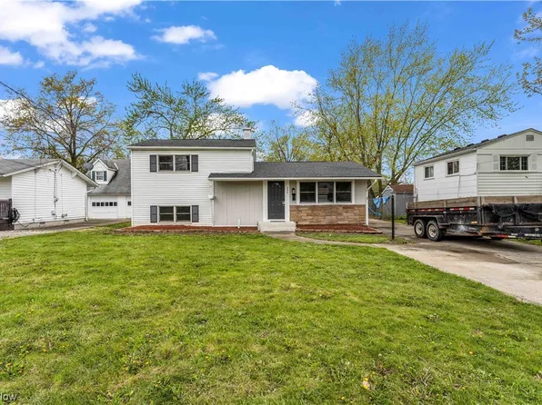 906 West Dr, Sheffield Lake, OH 44054