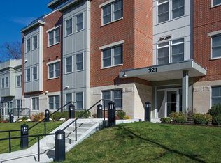 321 Hammond Pond Pkwy UNIT 304, Brookline, MA 02467