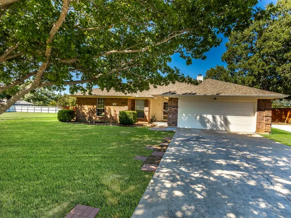 721 Arledge St, Azle, TX 76020