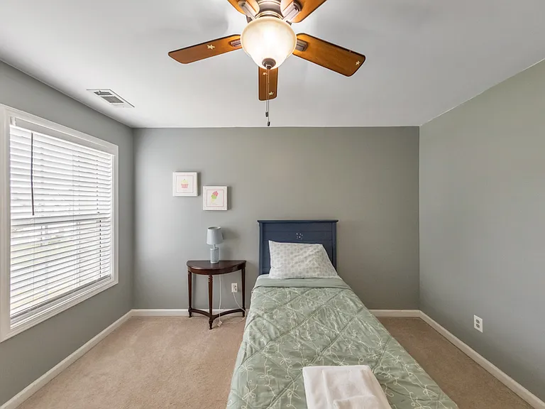 179 Holbrook Dr — Photo 9